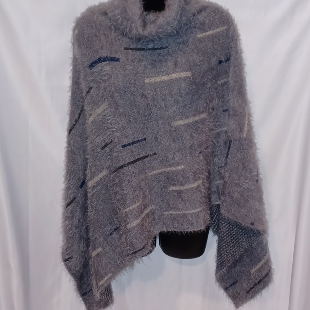 G cover up Size medium long sides, beautiful gray, fuzzy, soft